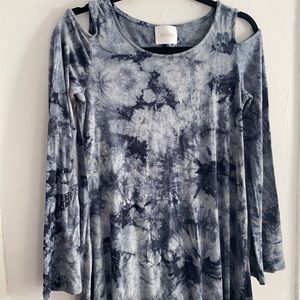 Justique women’s tie dye long sleeve cold shoulder tunic.  Size small